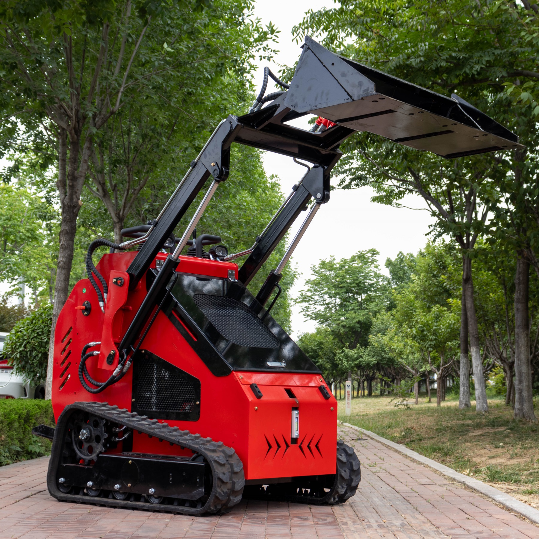 Гусеничный мини-погрузчик HT382T 1